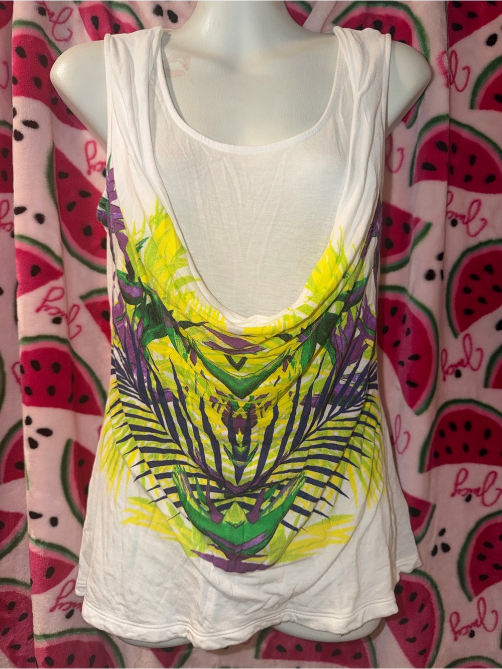 💛💜 Jennifer Lopez Layered Tank Top with Tropical Graphic